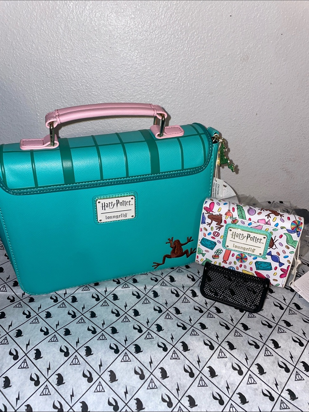 Exclusive Loungefly Harry Potter Sweet Shop Honeydukes Crossbody and Wallet Set - Picture 3 of 15